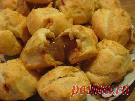 Эклеры со сгущенкой.

Никогда не думала, что эклеры это так просто! Мой муж был удивлен, почему я раньше не готовила ему эклеры:) Я все время думала, что такую вкусность готовить трудно, но все оказалось очень легко, а главное - очень вкусно:) Теперь я готовлю их часто, экспериментируя с начинками.

Итак, для приготовления я взяла(желательно разделить на 25 шт):

тесто:
вода - 1 ст;
масло сливочное - 100 г;
яйца - 4 шт;
соль - щепотка.
мука - 150 г;

начинка:
сгущенка варе...