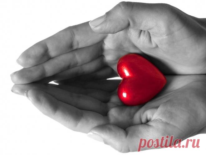 Любят не «за что», а «потому что»…
Почему мы выбираем одного? —
Не за нежность слов… Не за наружность…
Не за то, что он хорош, как божество…
Мне подобные вопросы слушать скучно —
«Ну, за что же любишь ты его?»
Не «за что» люблю, а «потому что»
Он один коснулся сердца моего...