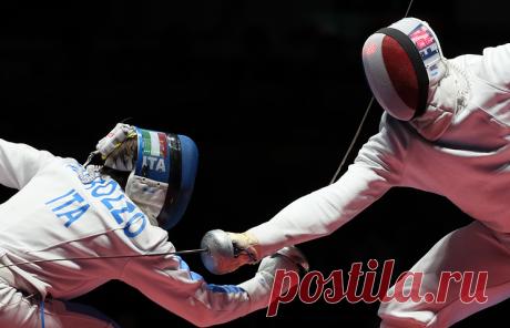 © EPA/JOSE MENDEZ. РИО-ДЕ-ЖАНЕЙРО, 15 августа. /ТАСС/. Сборная Франции завоевала золотые медали в командном турнире по фехтованию на шпагах. В финале французы победили команду Италии со счетом 45:31. Бронзу завоевала сборная Венгрии, одолевшая украинцев (39:37). Сборная России, за которую выступали Вадим Анохин, Павел Сухов и Антон Авдеев, заняла седьмое место. | ТАСС: Спорт - Французские шпажисты завоевали золото Олимпийских игр в командном турнире