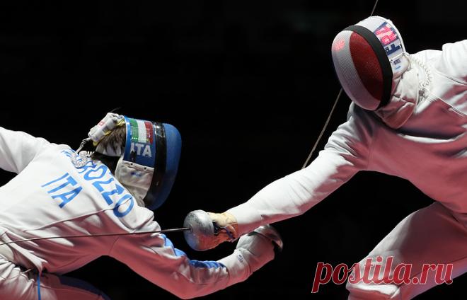 © EPA/JOSE MENDEZ. РИО-ДЕ-ЖАНЕЙРО, 15 августа. /ТАСС/. Сборная Франции завоевала золотые медали в командном турнире по фехтованию на шпагах. В финале французы победили команду Италии со счетом 45:31. Бронзу завоевала сборная Венгрии, одолевшая украинцев (39:37). Сборная России, за которую выступали Вадим Анохин, Павел Сухов и Антон Авдеев, заняла седьмое место. | ТАСС: Спорт - Французские шпажисты завоевали золото Олимпийских игр в командном турнире