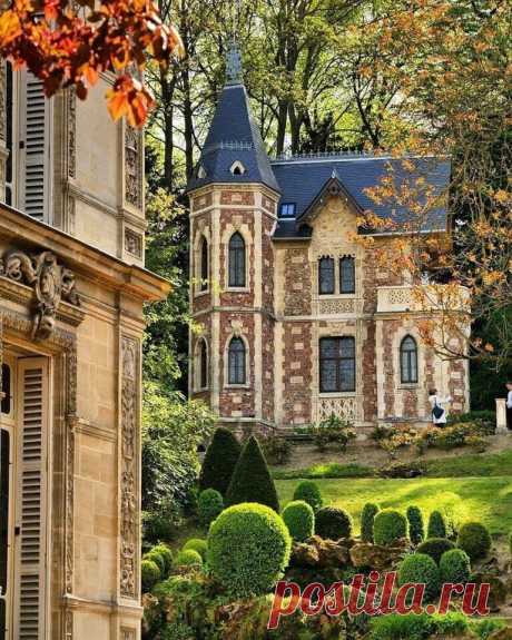 Замок Монте-Кристо -французская усадьба в Порт-Марли,
отстроенная Александром Дюма в 1847 г. на средства от
публикации романа «Граф Монте-Кристо».