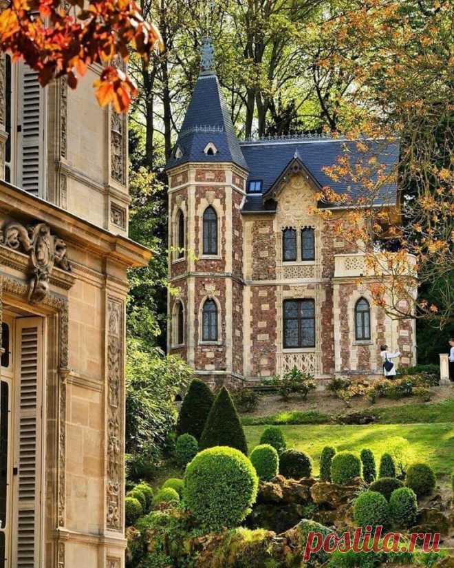 Замок Монте-Кристо -французская усадьба в Порт-Марли, 
отстроенная  Александром Дюма в 1847 г. на средства от 
публикации романа «Граф  Монте-Кристо».