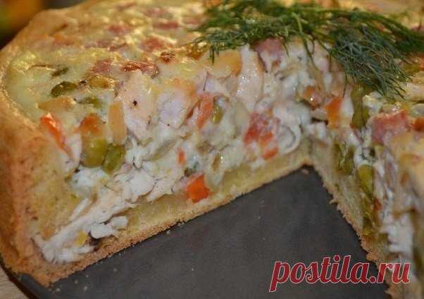 Открытый пирог с мясом и овощами.

Ингредиенты:

Для теста: 100 грамм сливочного масла, одна треть стакана молока, 1 столовая ложка сметаны, 0,5 чайной ложки гашеной соды. 2- 2,5 стакана муки.

Для заливки: 3 яйца, 2 столовые ложки сметаны или майонеза, 2 столовые ложки муки, соль, перец.

Для начинки: 1 отварная куриная грудка, 1 помидор, половина сладкого перца,150 грамм зеленого горошка.

Приготовление:
1. Для теста масло растереть с половиной нормы муки, добавить молок...