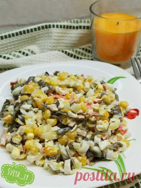 Салат с морской капустой, крабовыми палочками и кукурузой