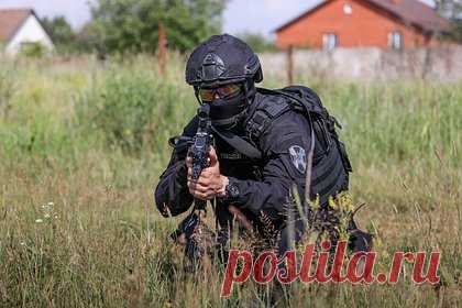 Захваченный вооруженным мужчиной дом в Подмосковье принадлежал Януковичу. Захваченный вооруженным мужчиной дом в подмосковном поселке Шервуд ранее принадлежал экс-президенту Украины Виктору Януковичу, сообщает Telegram-канал 112. «По словам местных жителей, раньше в этом доме обитал экс-президент Украины Виктор Янукович», — говорится в публикации.