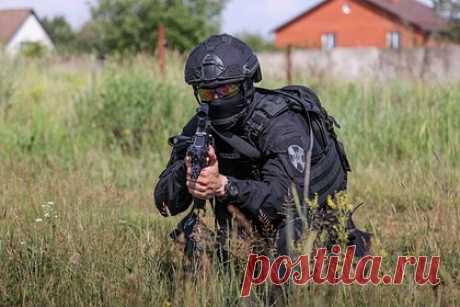Захваченный вооруженным мужчиной дом в Подмосковье принадлежал Януковичу. Захваченный вооруженным мужчиной дом в подмосковном поселке Шервуд ранее принадлежал экс-президенту Украины Виктору Януковичу, сообщает Telegram-канал 112. «По словам местных жителей, раньше в этом доме обитал экс-президент Украины Виктор Янукович», — говорится в публикации.