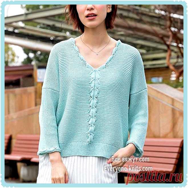 ПУЛОВЕР ОВЕРСАЙЗ С ДЛИННЫМ РУКАВОМ И V-ОБРАЗНОЙ ГОРЛОВИНОЙ.
Связан спицами платочной вязкой с узором по центру спинки и переда. Этот же узор используется для декорирования горловины и края рукава.
