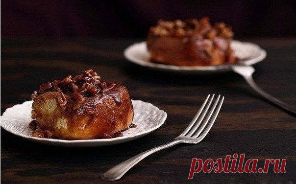 Липкие булочки с корицей и грецкими орехами.