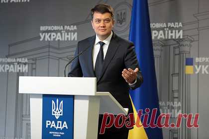 В Верховной Раде раскритиковали идею перевода украинского на латиницу. Украинский язык издавна имеет свой алфавит и защищается государством, его перевод на латиницу не принесет стране ничего хорошего. С таким заявлением выступил спикер Верховной Рады Дмитрий Разумков. Он указал, что все имеют право высказываться на этот счет, однако такая инициатива сама по себе вредна.