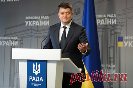 В Верховной Раде раскритиковали идею перевода украинского на латиницу. Украинский язык издавна имеет свой алфавит и защищается государством, его перевод на латиницу не принесет стране ничего хорошего. С таким заявлением выступил спикер Верховной Рады Дмитрий Разумков. Он указал, что все имеют право высказываться на этот счет, однако такая инициатива сама по себе вредна.