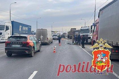 В Подмосковье грузовик выехал на встречку и протаранил две легковушки