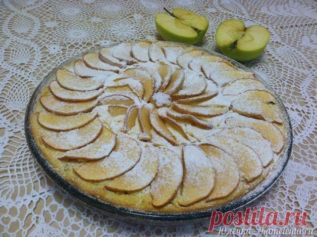 Творожная запеканка с яблоками и изюмом