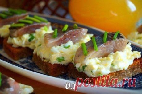 Гренки с яйцом и селёдочкой.
Для приготовления понадобится: 
филе сельди - 200 гр 
чёрный хлеб - 4 кусочка 
яйца - 4 шт 
зелёный лук - небольшой пучок 
майонез - 2 -3 стол ложки (для заправки) 
соль и перец - по вкусу 
растительное масло - для жарки 
Филе сельди нарезать на порционные кусочки. 
Яйца отварить в крутую,остудить,очистить от скорлупы и натереть на крупной тёрке. 
Зелёный лук мелко нарезать. 
Перемешать натёртые яйца с нарезанным зелёным луком,посолить,поперчит...