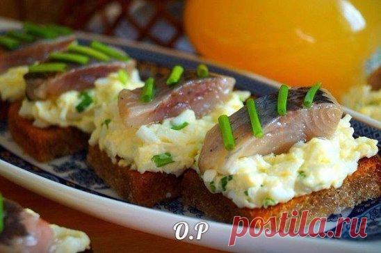 Гренки с яйцом и селёдочкой.
Для приготовления понадобится: 
филе сельди - 200 гр 
чёрный хлеб - 4 кусочка 
яйца - 4 шт 
зелёный лук - небольшой пучок 
майонез - 2 -3 стол ложки (для заправки) 
соль и перец - по вкусу 
растительное масло - для жарки 
Филе сельди нарезать на порционные кусочки. 
Яйца отварить в крутую,остудить,очистить от скорлупы и натереть на крупной тёрке. 
Зелёный лук мелко нарезать. 
Перемешать натёртые яйца с нарезанным зелёным луком,посолить,поперчит...