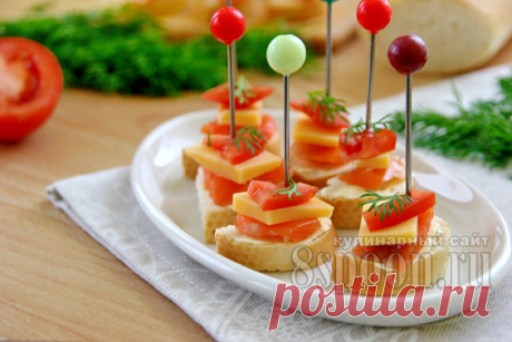 Канапе на шпажках с красной рыбой, помидорами и сыром