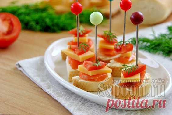 Канапе на шпажках с красной рыбой, помидорами и сыром
