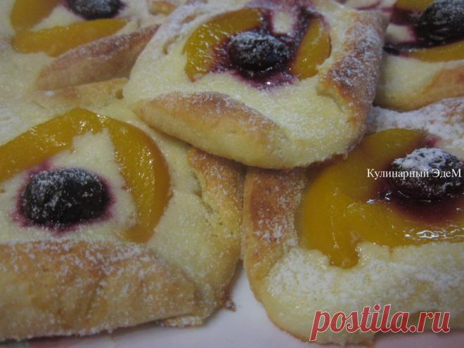 ТВОРОЖНОЕ ПИРОЖНОЕ С ФРУКТАМИ

С виду эта выпечка выглядит как печенье, по вкусу как вкусное пирожное.