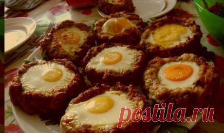 Мясные ватрушки 
без подсчета, т.к количество ингредиентов индивидуально.

фарш из куриных грудок, лук, чеснок, свежая зелень, соль, перец, пара морковок, пара ложек овсяных отрубей,

лепим гнезда, духовку на 220, никакого масла ( подливаем водички периодически на противень ), 

30 мин - достаем заливаем яйцо в гнездо ( для особо мнительных можно только белок ) и еще + 10 мин.