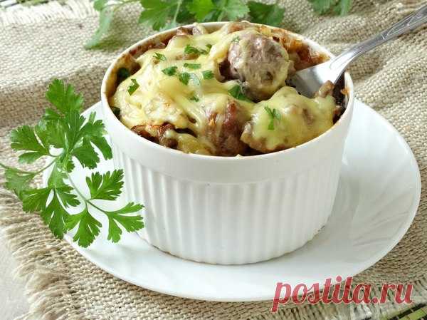 ФРИКАДЕЛЬКИ ПОД СЫРОМ,ЗАПЕЧЁННЫЕ С КАРТОШКОЙ И ГРИБАМИ

Ингредиенты:
280 г - фарша;
200 г - грибов свежих;
400 г - картофеля;
помидор;
луковица;
60 г - сыра;
специи - для мяса;
соль, перец

Приготовление:
1.Некрупно режем свежие шампиньоны и обжариваем их до легкой румяности вместе с луком, порубленным мелким кубиком. Солим и перчим грибы в самом конце обжарки. 
2.Картофель чистим, споласкиваем и нарезаем кубиками небольшого размера. Если порезать картофель крупно, то укла...