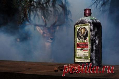 Как пить Егермейстер в чистом и смешанном виде Как пить ликер Егермейстер? В чистом или смешанном виде? Какие напитки сочетаются с легендарным немецким биттером?