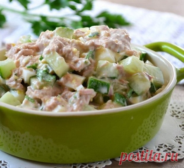 ​Салат с яйцом, тунцом и огурцом