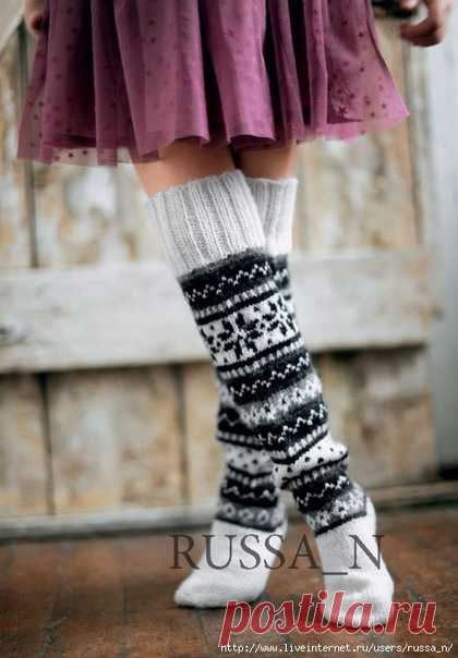 Жаккардовые гольфы

Размеры - : 25/28 (30/34) 34/37 (37/40) 42/44 


Набрать 60 (64) 72 (80) 84 пт. с цветом 1 на спицы №2,5 мм и вязать 8 (10) 12 (14) 15 (16) см резинкой 2х2 ( 2 лиц., 2 изн.).Перейти на спицы № 3.5 и вязать рисунок по графику.