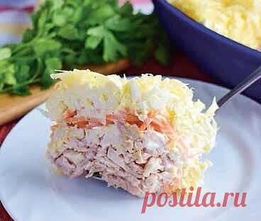 Слоеный салат с курицей и морковью по-корейски
Понадобится: 300 г куриного филе, 150 г моркови по-корейски, 3 яйца, 100 г сыра твердых сортов, 100 г йогурта.
Курицу и яйца предварительно отварить и остудить.
В салатник с плоским дном выложить мелко нарезанное куриное мясо и смазать небольшим количеством йогурта. Морковь по-корейски нарезать немного мельче, выложить вторым слоем и также немного смазать йогуртом. Поверх натереть яйца на крупной терке и смазать йогуртом. Сала...