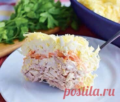 Слоеный салат с курицей и морковью по-корейски
Понадобится: 300 г куриного филе, 150 г моркови по-корейски, 3 яйца, 100 г сыра твердых сортов, 100 г йогурта.
Курицу и яйца предварительно отварить и остудить.
В салатник с плоским дном выложить мелко нарезанное куриное мясо и смазать небольшим количеством йогурта. Морковь по-корейски нарезать немного мельче, выложить вторым слоем и также немного смазать йогуртом. Поверх натереть яйца на крупной терке и смазать йогуртом. Сала...