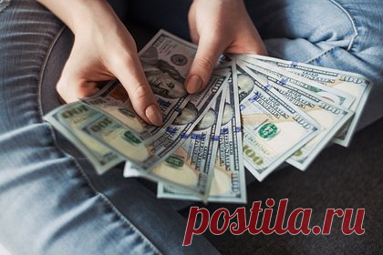 Пассажир тайком привез в Россию 100 тысяч долларов и попался на границе. Иностранную валюту на сумму более 10 миллионов рублей изъяли у россиянина в аэропорту Домодедово. Пассажир тайком привез из Кувейта более 100 тысяч долларов и 1,6 тысячи дирхам. Мужчина попытался пройти по «зеленому коридору» без декларирования, но попался инспекторам на границе.