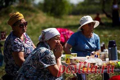 В Бурятии станет больше учителей бурятского языка и филологов. В Бурятии станет больше учителей бурятского языка и филологов — их начнут готовить в вузах республики в рамках целевого набора, сообщил глава региона Алексей Цыденов. В Бурятском государственном университете уже аккредитовано новое направление «Филология» с профилем «Родной язык и литература, переводоведение».