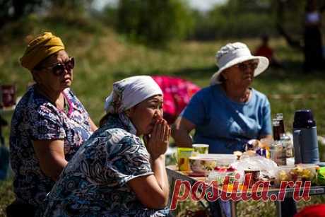 В Бурятии станет больше учителей бурятского языка и филологов. В Бурятии станет больше учителей бурятского языка и филологов — их начнут готовить в вузах республики в рамках целевого набора, сообщил глава региона Алексей Цыденов. В Бурятском государственном университете уже аккредитовано новое направление «Филология» с профилем «Родной язык и литература, переводоведение».