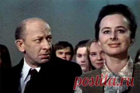 Брак с Евстигнеевым, болезнь и уход в 48 лет. Горькая судьба Лилии Журкиной. Она старалась избегать Евстигнеева. Он же влюбился всерьез. При этом разводиться вроде не думал – с Галиной Волчек уже прожил несколько лет, рос сын Денис. И работали все вместе.