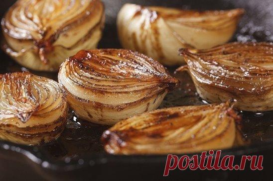 Вот почему я запекаю лук в духовке хотя бы раз в неделю! 
Уникальное оздоровляющее средство…
Лук обладает сильным антибактериальным действием, об этом знают все. Свежим луковым соком с мёдом лечат бронхит и пневмонию, снимают приступы кашля. Компрессы из тертого лука помогают при болях в ушах и способны даже снизить температуру тела, если накладывать их на ноги.
Но мало кто знает, что полезен не только свежий, но и запеченный лук. При термообработке он не теряет свои полезные свойства, даже на