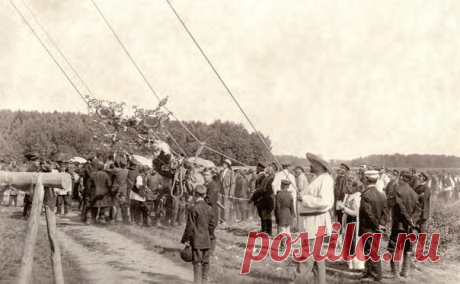 Дачники и крестьяне участвуют в установке креста на купол церкви. Московская губерния. Российская империя. 1900-е / История цивилизаций!