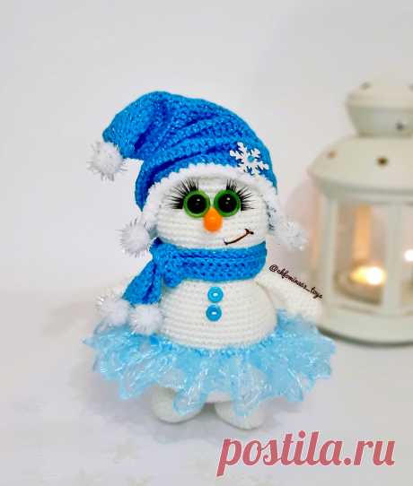 PDF Снеговушка крючком. FREE crochet pattern; Аmigurumi toy patterns. Амигуруми схемы и описания на русском. Вязаные игрушки и поделки своими руками #amimore - снеговик к Новому году, снеговичок в колпачке и шарфике.
