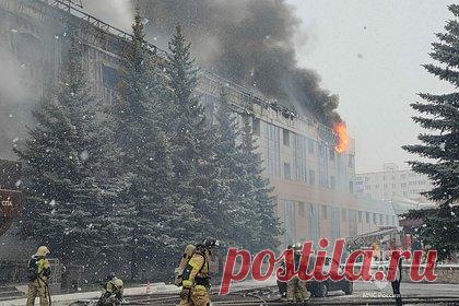 Названа возможная причина возгорания в здании российской гостиницы. Возможной причиной возгорания гостиницы Kamarooms в Набережных Челнах мог стать непотушенный окурок. По данным источника Shot, окурок не потушил один из постояльцев. Данную версию рассматривает следствие. Горящее здание покинули около 70 человек — 20 сотрудников и 50 гостей.