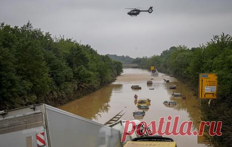Растерянность и шок. Как Эрфтштадт переживает последствия "наводнения века". Уровень воды в реке Эрфт в ночь на 14 июля из-за проливных дождей поднялся до рекордной отметки, подвалы и первые этажи домов, дороги, поля оказались под водой за 10-20 минут