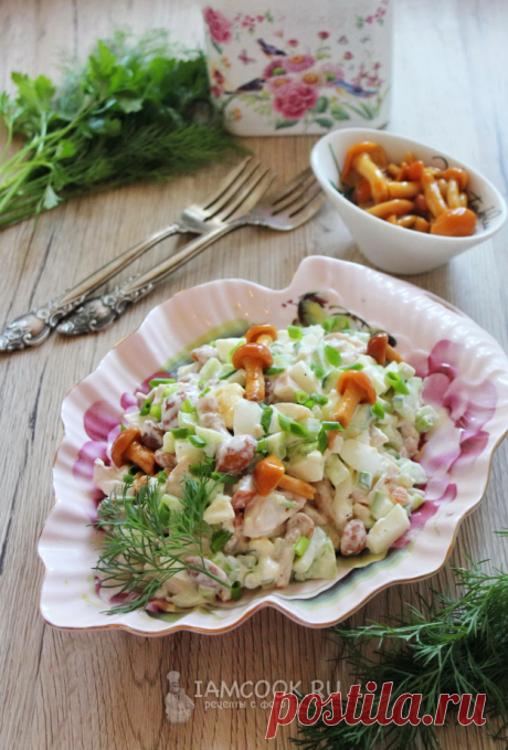 Салат с копченой курицей и маринованными опятами