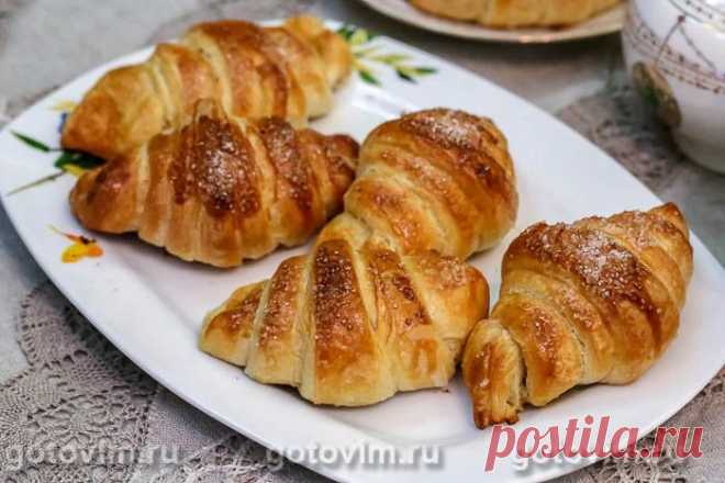 Масляные круассаны из готового теста ⭐⭐⭐⭐⭐ Готовьте с пошаговым рецептом Масляные круассаны из готового теста. Подробное объяснение с фото и видео. Ингредиенты для Масляные круассаны из готового теста и время готовки. Масляные круассаны из готового теста Если из готового слоеного теста скрутить круассаны с кубиком масла внутри, то выпечка приобретет насыщенный сливочный