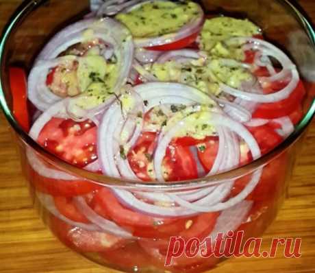Закусочка вкусная .

Ингредиенты :
Свежие помидоры - 0,5 кг. или 4 средние
Лук репчатый - 1 головка

Для маринада:
4 ложки растительного масла
2 ст.л. лимонного сока
1 ч.ложка сушеного базилика
1 ч.ложка меда
3 зубчика чеснока
на кончике ножа - соль.
Красный молотый перец(я взяла 1 маленький засушенный стручок).

Способ приготовления :
Помидоры нарезать кружочками, лук - кольцами

Приготовить маринад - чеснок мелко изрубить(не выдавливать), все ингредиенты перемешать хорош...