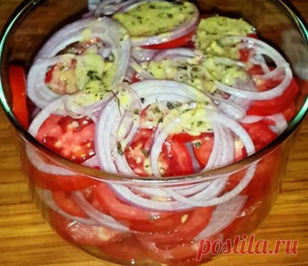 Закусочка вкусная .

Ингредиенты :
Свежие помидоры - 0,5 кг. или 4 средние
Лук репчатый - 1 головка

Для маринада:
4 ложки растительного масла
2 ст.л. лимонного сока
1 ч.ложка сушеного базилика
1 ч.ложка меда
3 зубчика чеснока
на кончике ножа - соль.
Красный молотый перец(я взяла 1 маленький засушенный стручок).

Способ приготовления :
Помидоры нарезать кружочками, лук - кольцами

Приготовить маринад - чеснок мелко изрубить(не выдавливать), все ингредиенты перемешать хорош...