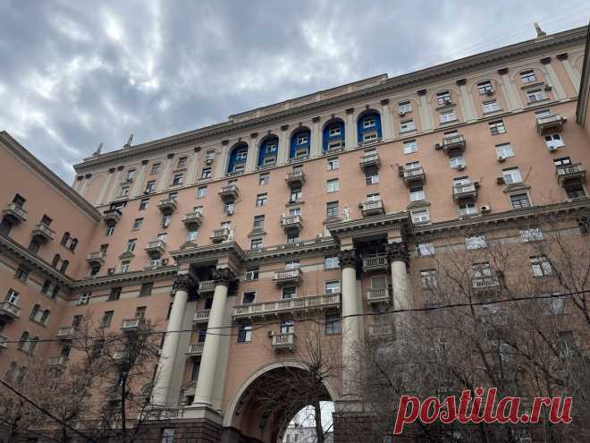 Роскошный дом сталинской эпохи на Гончарной улице. Этот дом должен был войти в ансамбль торжественного проспекта от центра Москвы в сторону метро Автозаводская