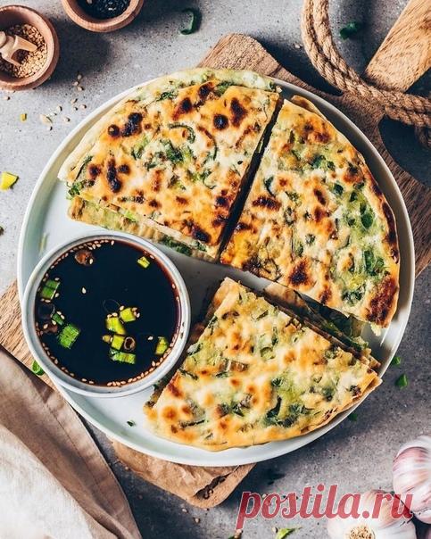 Луковые лепешки
⠀ #веганство@just_veg

Ингредиенты:
✗ 2 стакана муки (250 г)
✗ 3/4 ч.л. соли
✗ 3/4 стакана теплой воды (180 мл)
✗ 1 стакан мелко нарезанного зеленого лука
✗ 4 ст.л. растительного масла
⠀
Как готовить:
 В большой миске смешать муку и соль. Затем налить воду и размешать, пока вся вода не впитается. Замесить тесто (если после небольшого замеса тесто еще сухое, добавить еще 1-2 столовых ложки воды). Затем перенести тесто на рабочую поверхность и продолжить выме...