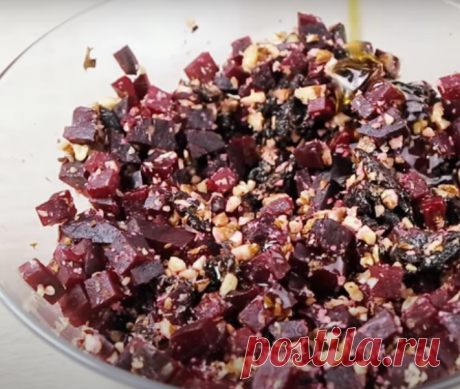 5 вкусных салатов из обычной свеклы - Бабушкин Рецепт Предлагаем вам подборку вкусных салатов из свеклы. Для них ее можно запечь или отварить. Эти салаты подойдут не только для повседневного стола, но некоторые можно смело поставить на праздничный стол. Салат №1 Необходимые продукты 2 свеклы 100 грамм грецких орехов 100 грамм чернослива растительное масло 1 чайная ложка жидкого меда Начинаем приготовление Свеклу заворачиваем в […]
