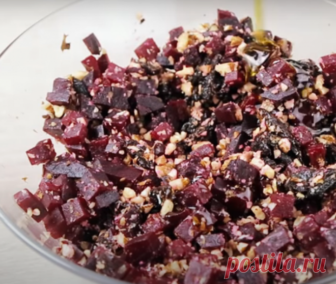 5 вкусных салатов из обычной свеклы - Бабушкин Рецепт Предлагаем вам подборку вкусных салатов из свеклы. Для них ее можно запечь или отварить. Эти салаты подойдут не только для повседневного стола, но некоторые можно смело поставить на праздничный стол. Салат №1 Необходимые продукты 2 свеклы 100 грамм грецких орехов 100 грамм чернослива растительное масло 1 чайная ложка жидкого меда Начинаем приготовление Свеклу заворачиваем в […]
