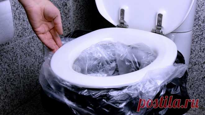Спасет в безвыходной ситуации: кладем в унитаз 2 мешка для мусора