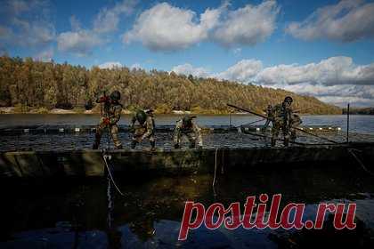 Стало известно о попытках ВСУ возобновить контрнаступление. Морские пехотинцы Вооруженных сил Украины перебрасывают свои силы через Днепр для атак по российским позициям. Обозреватель WSJ Мэтью Люксмур уточнил, что украинцы совершают попытки возобновить контрнаступление «с помощью дерзких переходов через реки». Так, морпехи ночью переходят реку Днепр небольшими группами.