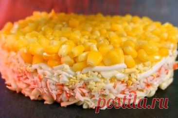 Салат с крабовыми палочками, плавленым сыром, яйцом и кукурузой простой рецепт пошаговый Вкусный и простой салатик. Как сделать вкусный Салат с крабовыми палочками, плавленым сыром, яйцом и кукурузой рецепт простой. Плавленые сырки - 2 шт Крабовые палочки - 200 г Яйца - 3 шт Кукуруза - 1 банку Соль и перец по вкусу Майонез CWaifa2DskG Отварные яйца, крабовые палочки и плавленые сырки