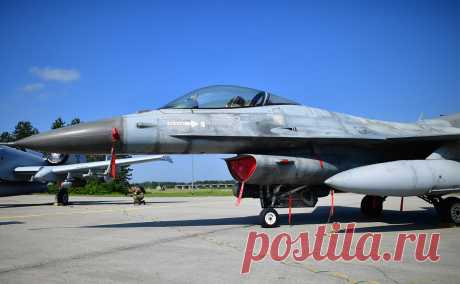 В Дании началось переобучение украинских пилотов на F-16. Дания начала обучение восьми украинских пилотов управлению истребителями F-16 в рамках своего обязательства передать Украине самолеты этого типа, сообщает Reuers со ссылкой на информацию вооруженных сил Дании.
