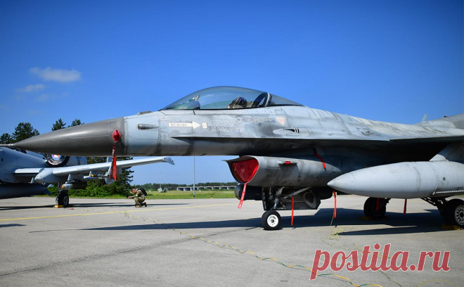 В Дании началось переобучение украинских пилотов на F-16. Дания начала обучение восьми украинских пилотов управлению истребителями F-16 в рамках своего обязательства передать Украине самолеты этого типа, сообщает Reuers со ссылкой на информацию вооруженных сил Дании.